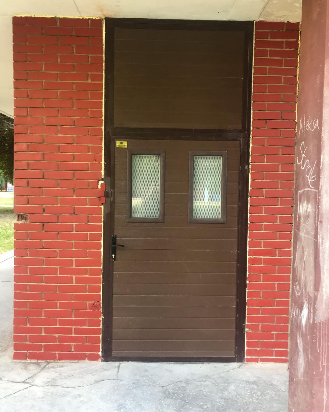 Garažna vrata u grafit sivoj boji